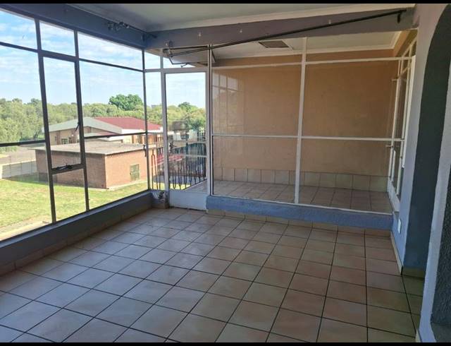 2 BEDROOM PROPERTY TO RENT IN VANDERBIJLPARK SE 1